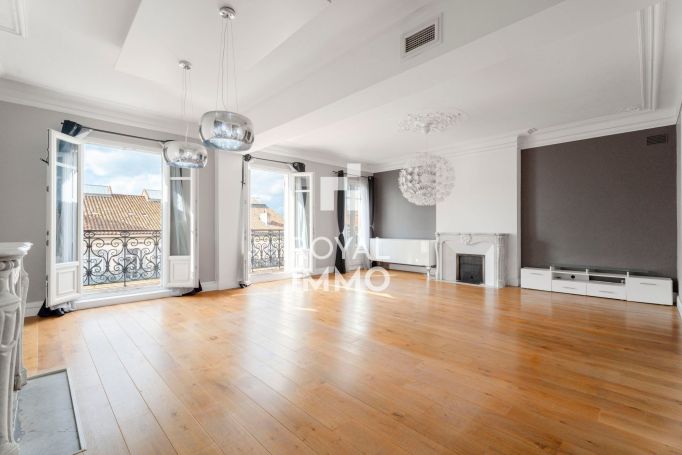 A vendre APPARTEMENT DE PRESTIGE T5 175 M2 BORD DE MER TOULON