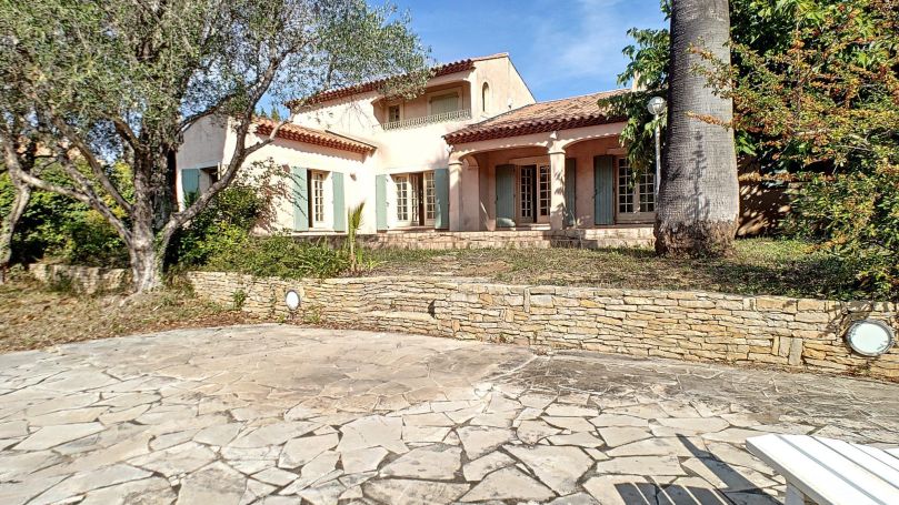 A vendre MAISON 5 PIECES 178 M2 PLAGE à PIED SIX FOURS LES PLAGES