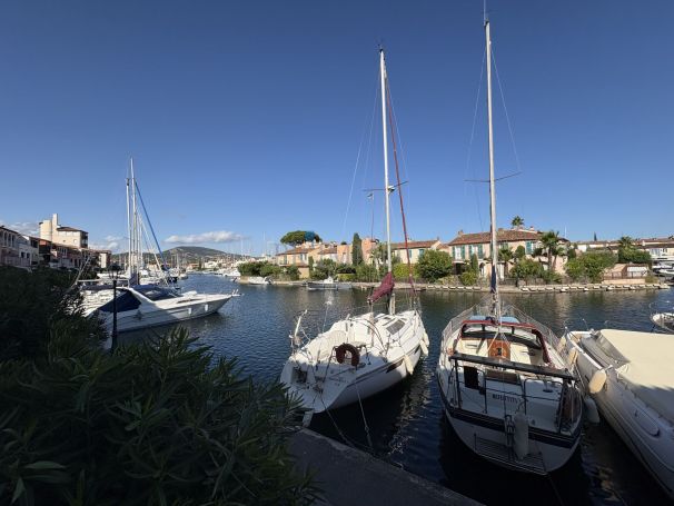 A louer APPARTEMENT T3 39 M2 TERRASSE PIEDS DANS L'EAU GRIMAUD