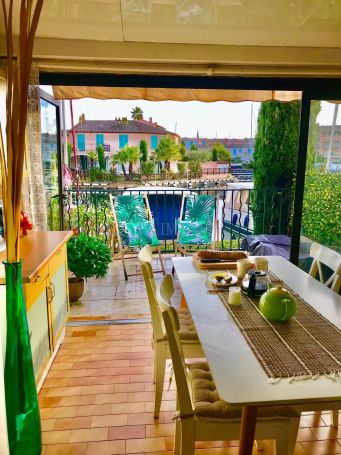 A louer APPARTEMENT T3 39 M2 TERRASSE PIEDS DANS L'EAU GRIMAUD