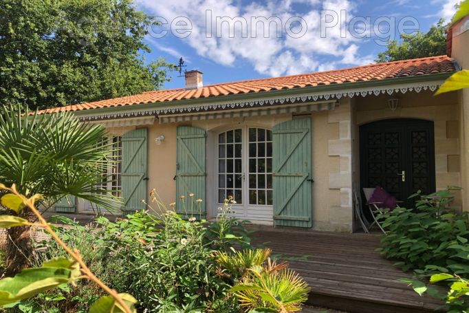 A vendre MAISON 4 PIECES 134 M2 BORD DE MER GRAYAN ET L HOPITAL campagne