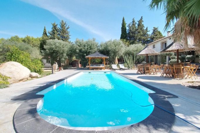 A louer MAISON DE MAîTRE BORD DE MER MEZE