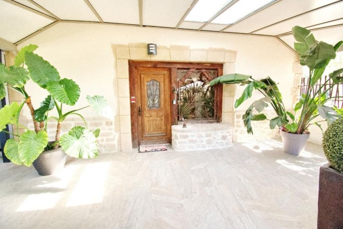 A louer MAISON DE MAîTRE BORD DE MER MEZE