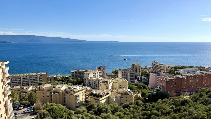 A louer APPARTEMENT DE PRESTIGE T4 97 M2 TERRASSE PIEDS DANS L'EAU AJACCIO
