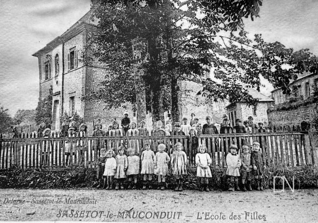 A louer MAISON DE MAîTRE BORD DE MER LES PETITES DALLES Centre ville, commerce, plage à 2 km, gare Fécamp (17 min, Gare Bréauté et Yvetot à 30 min