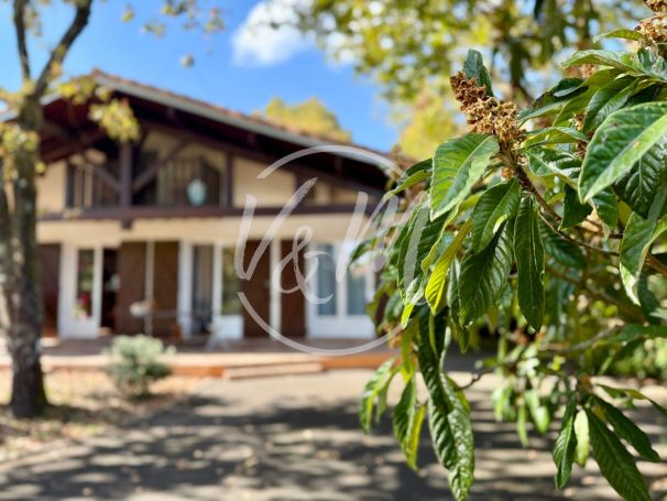 A vendre MAISON DE CARACTeRE ReNOVeE 6 PIECES 130 M² Andernos-les-Bains