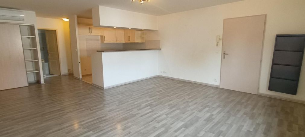 A louer APPARTEMENT T3 75 M2 TERRASSE BAGNOLS SUR CEZE