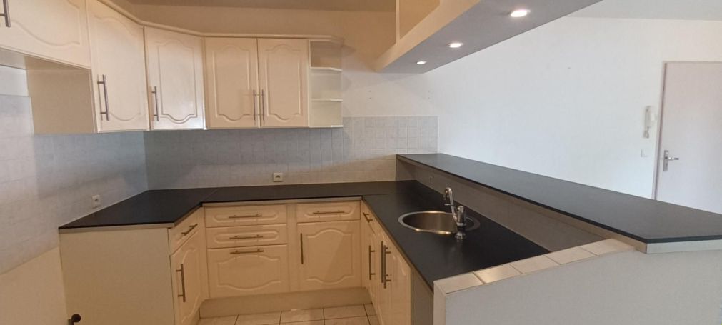 A louer APPARTEMENT T3 75 M2 TERRASSE BAGNOLS SUR CEZE