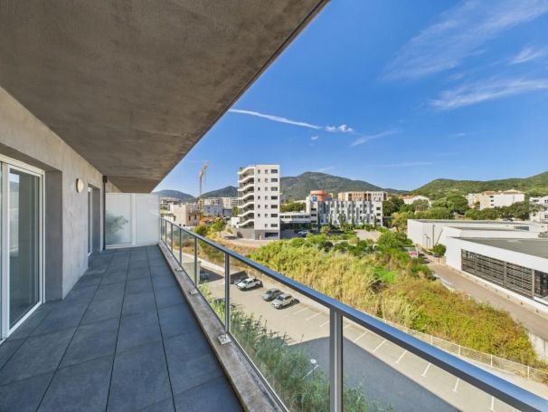 A louer APPARTEMENT T3 76 M2 TERRASSE BORD DE MER AJACCIO
