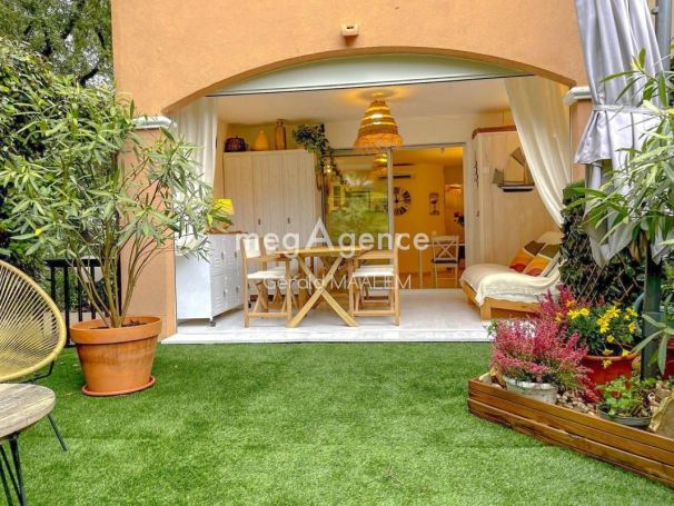 A louer APPARTEMENT DE PRESTIGE T3 49 M2 BORD DE MER LA CROIX VALMER