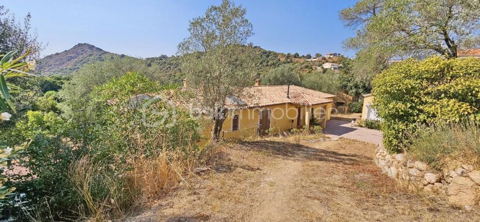 A louer MAISON 9 PIECES 246 M2 BORD DE MER AJACCIO