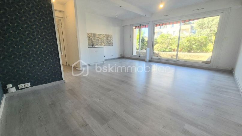 A louer APPARTEMENT T3 56 M2 TERRASSE BORD DE MER TOULON