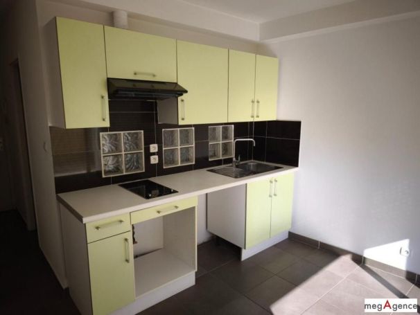 A louer STUDIO 22 M2 TERRASSE PLAGE à PIED SIX FOURS LES PLAGES