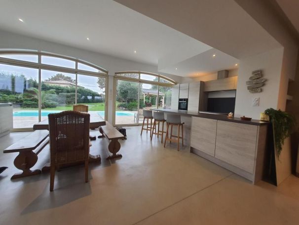 A louer MAISON CONTEMPORAINE BORD DE MER AMBARES ET LAGRAVE