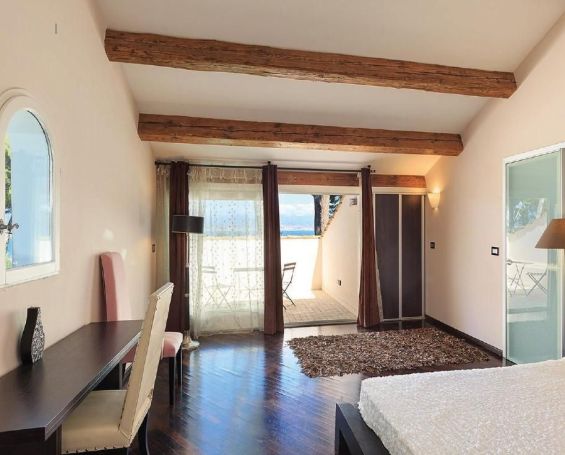 A louer MAISON 8 PIECES 282 M2 BORD DE MER ANTIBES