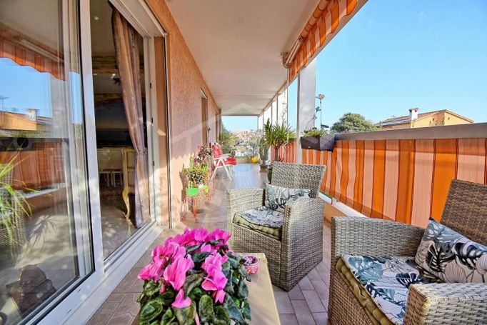 A louer APPARTEMENT DE PRESTIGE T4 101 M2 TERRASSE BORD DE MER ANTIBES