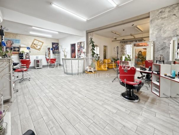 A louer APPARTEMENT T4 140 M2 TERRASSE UZES