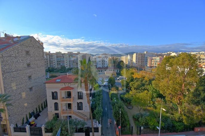 A louer APPARTEMENT DE PRESTIGE T3 63 M2 TERRASSE BORD DE MER ANTIBES