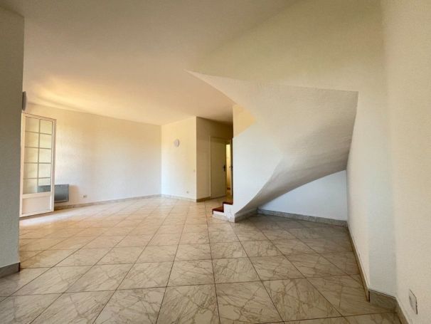 A louer MAISON CONTEMPORAINE BORD DE MER NICE