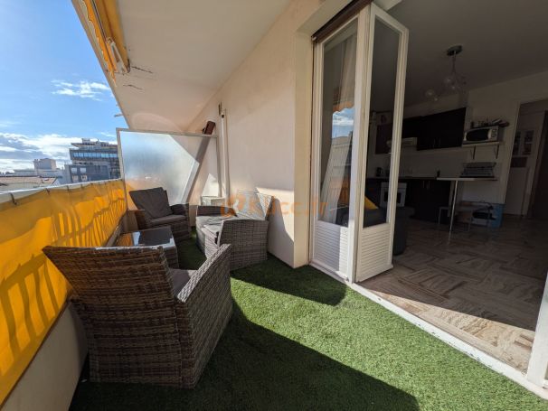 A vendre STUDIO 35 M2 TERRASSE PLAGE à PIED ANTIBES MER