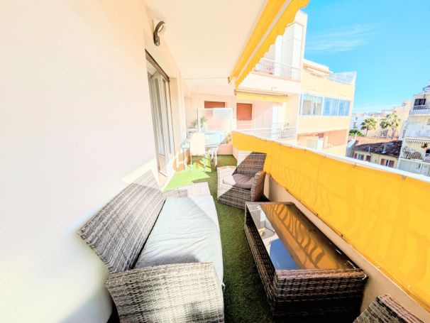 A vendre STUDIO 35 M2 TERRASSE PLAGE à PIED ANTIBES MER