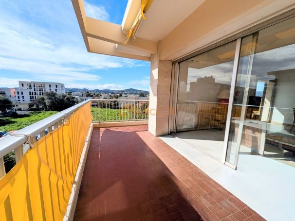 A vendre GRAND APPARTEMENT T2 TERRASSE ET PARKING Antibes