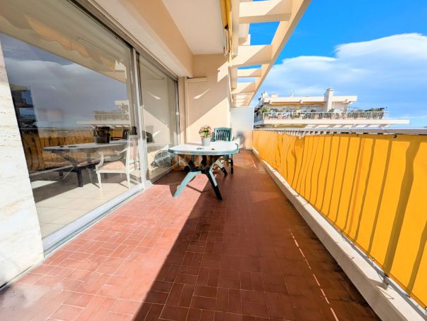 A vendre GRAND APPARTEMENT T2 TERRASSE ET PARKING Antibes