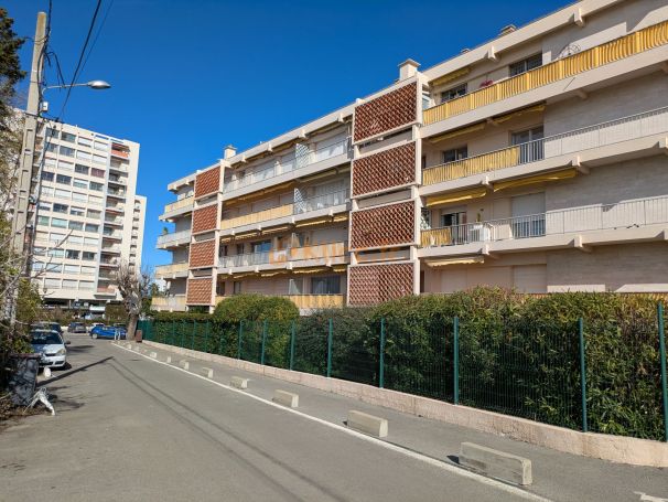 A vendre GRAND APPARTEMENT T2 TERRASSE ET PARKING Antibes